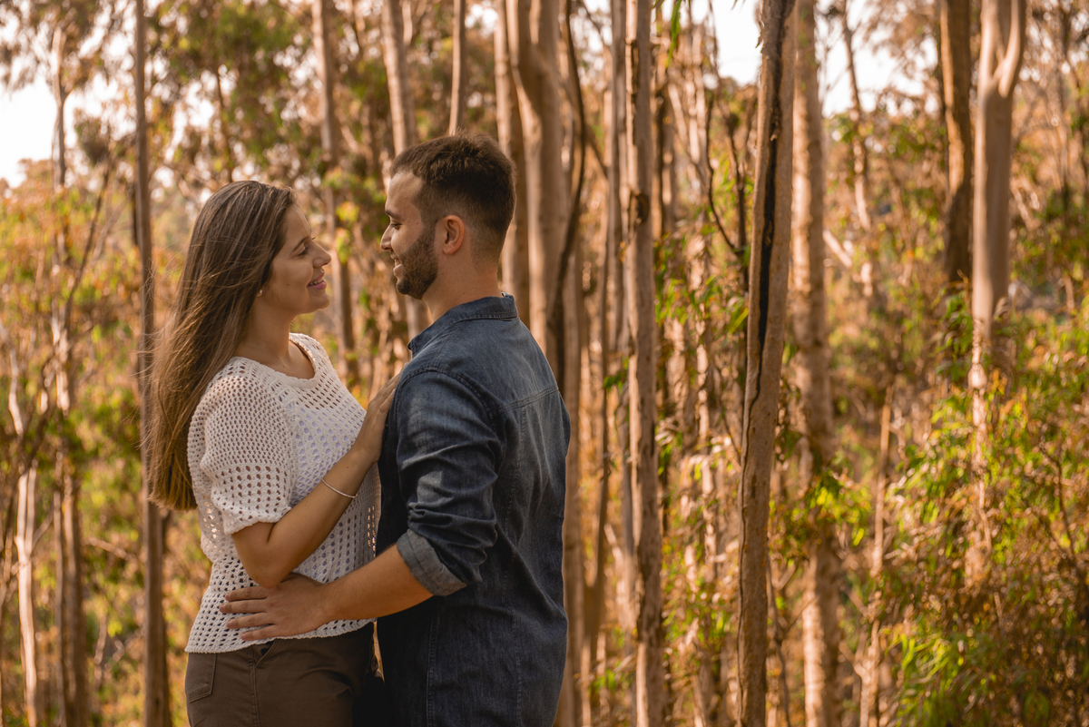 Nossa Casa Estúdio Ensaio pré casamento wedding em Niterói Rio de Janeiro RJ Gilson Freitas Bosque de Eucaliptos casal dicas de roupa noivo noiva por do sol ensaio rústico por do sol na praia natureza Resende Penedo floresta maquiagem para casamento 
