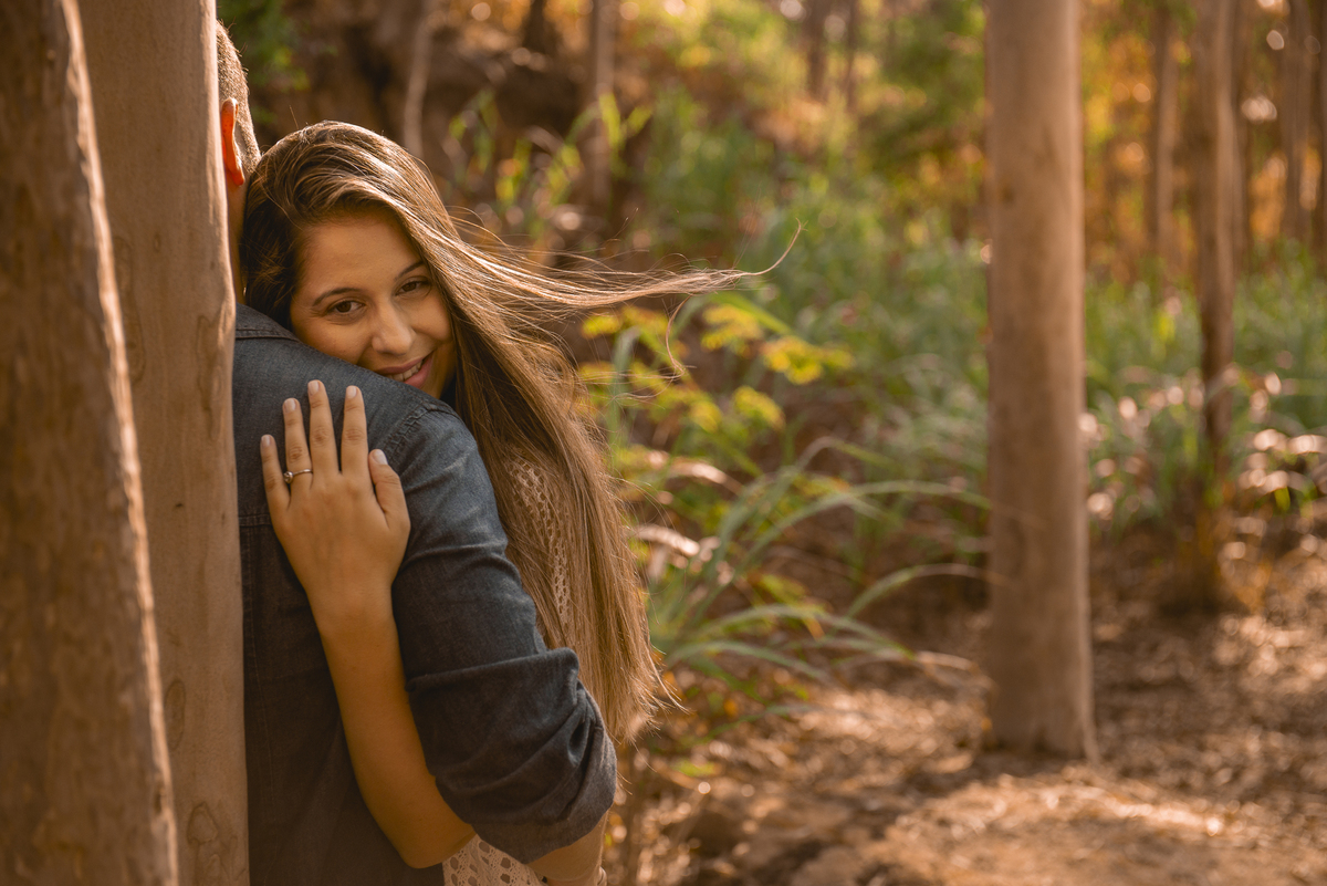 Nossa Casa Estúdio Ensaio pré casamento wedding em Niterói Rio de Janeiro RJ Gilson Freitas Bosque de Eucaliptos casal dicas de roupa noivo noiva por do sol ensaio rústico por do sol na praia natureza Resende Penedo floresta maquiagem para casamento 