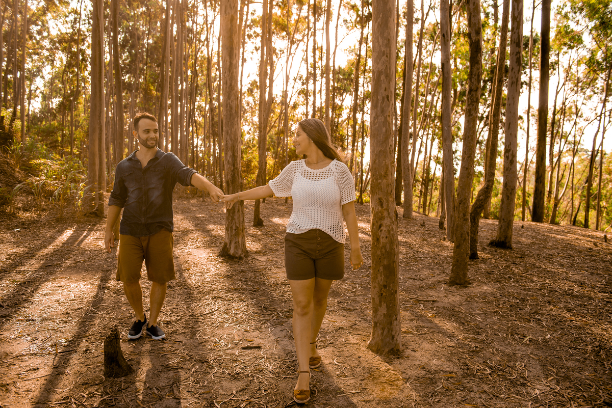 Nossa Casa Estúdio Ensaio pré casamento wedding em Niterói Rio de Janeiro RJ Gilson Freitas Bosque de Eucaliptos casal dicas de roupa noivo noiva por do sol ensaio rústico por do sol na praia natureza Resende Penedo floresta maquiagem para casamento 