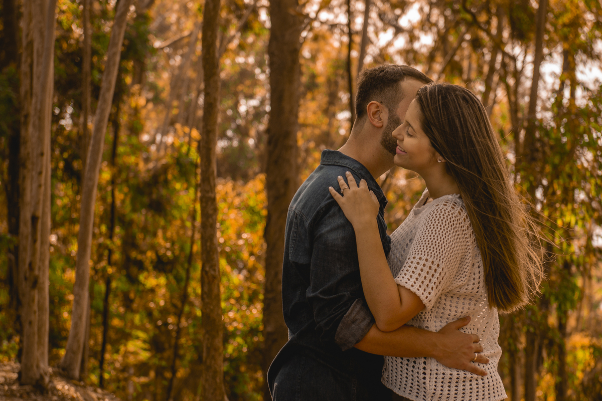 Nossa Casa Estúdio Ensaio pré casamento wedding em Niterói Rio de Janeiro RJ Gilson Freitas Bosque de Eucaliptos casal dicas de roupa noivo noiva por do sol ensaio rústico por do sol na praia natureza Resende Penedo floresta maquiagem para casamento 