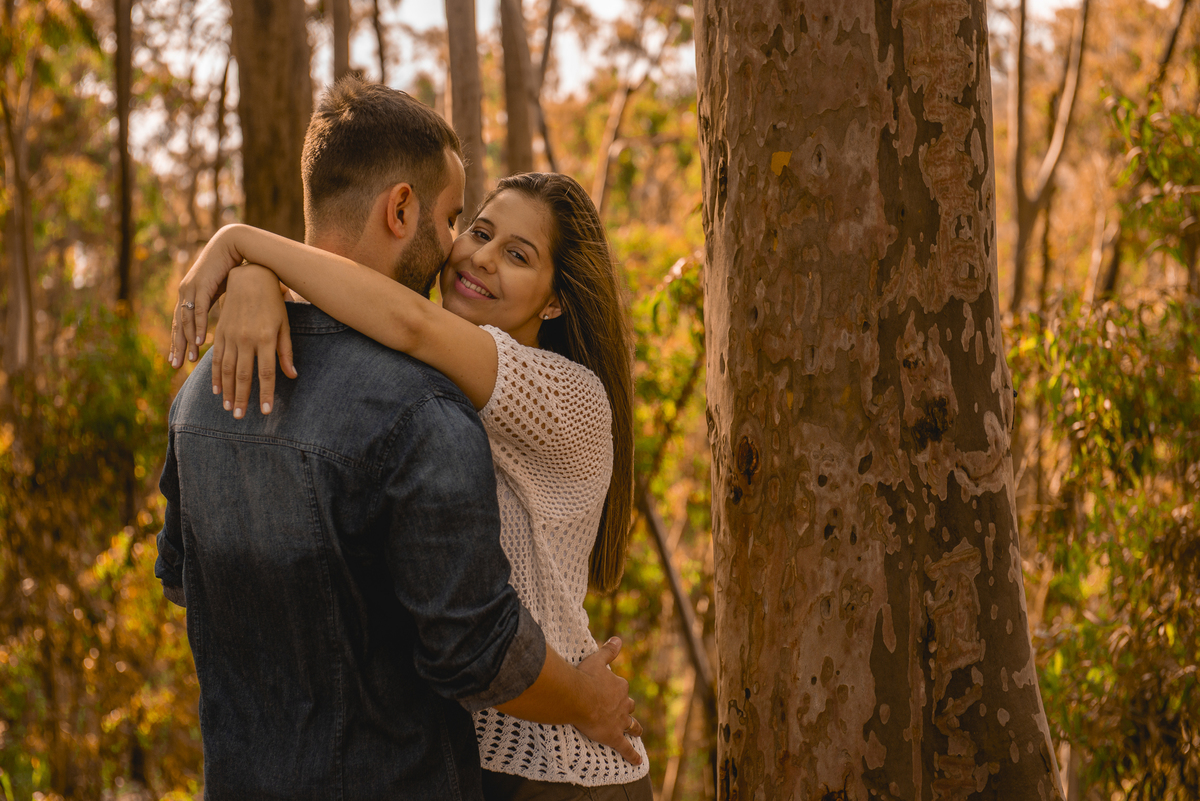 Nossa Casa Estúdio Ensaio pré casamento wedding em Niterói Rio de Janeiro RJ Gilson Freitas Bosque de Eucaliptos casal dicas de roupa noivo noiva por do sol ensaio rústico por do sol na praia natureza Resende Penedo floresta maquiagem para casamento 