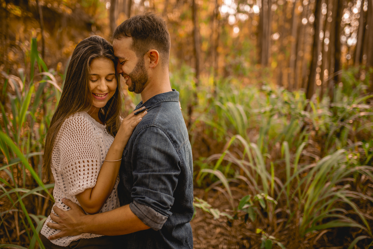 Nossa Casa Estúdio Ensaio pré casamento wedding em Niterói Rio de Janeiro RJ Gilson Freitas Bosque de Eucaliptos casal dicas de roupa noivo noiva por do sol ensaio rústico por do sol na praia natureza Resende Penedo floresta maquiagem para casamento 