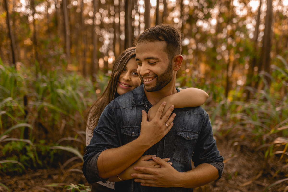 Nossa Casa Estúdio Ensaio pré casamento wedding em Niterói Rio de Janeiro RJ Gilson Freitas Bosque de Eucaliptos casal dicas de roupa noivo noiva por do sol ensaio rústico por do sol na praia natureza Resende Penedo floresta maquiagem para casamento 