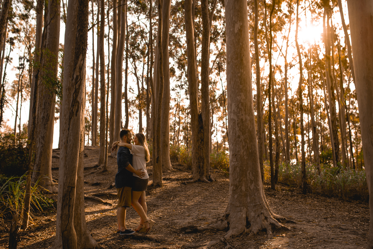 Nossa Casa Estúdio Ensaio pré casamento wedding em Niterói Rio de Janeiro RJ Gilson Freitas Bosque de Eucaliptos casal dicas de roupa noivo noiva por do sol ensaio rústico por do sol na praia natureza Resende Penedo floresta maquiagem para casamento 
