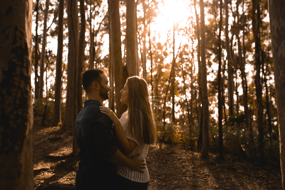 Nossa Casa Estúdio Ensaio pré casamento wedding em Niterói Rio de Janeiro RJ Gilson Freitas Bosque de Eucaliptos casal dicas de roupa noivo noiva por do sol ensaio rústico por do sol na praia natureza Resende Penedo floresta maquiagem para casamento 