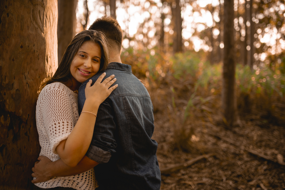 Nossa Casa Estúdio Ensaio pré casamento wedding em Niterói Rio de Janeiro RJ Gilson Freitas Bosque de Eucaliptos casal dicas de roupa noivo noiva por do sol ensaio rústico por do sol na praia natureza Resende Penedo floresta maquiagem para casamento 