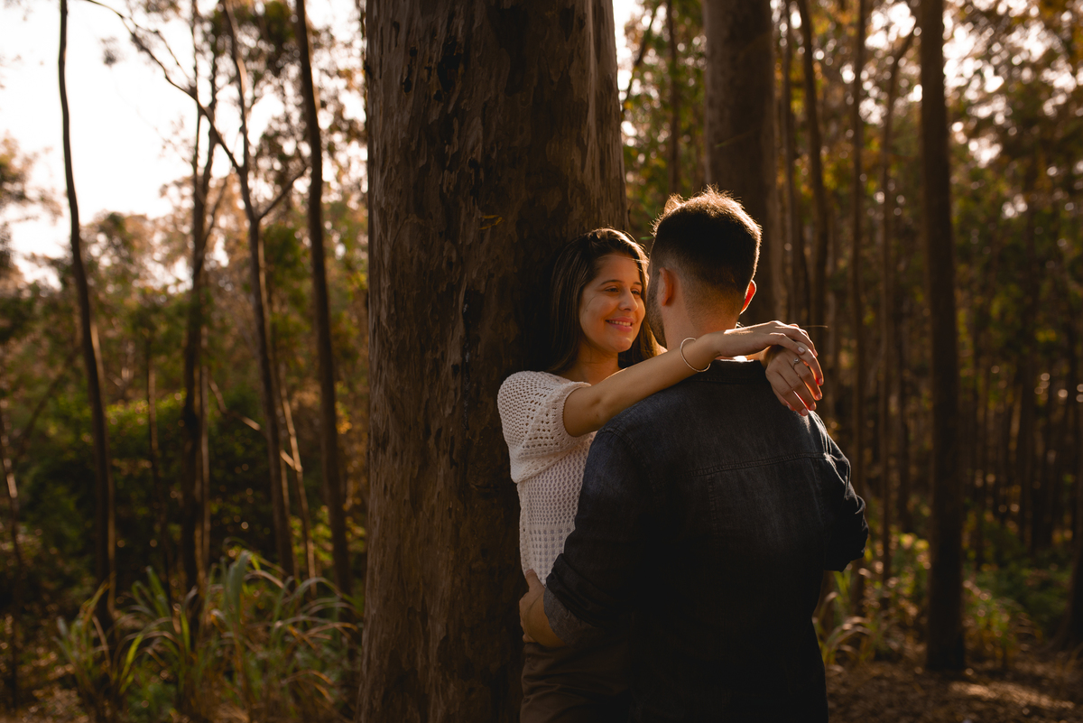 Nossa Casa Estúdio Ensaio pré casamento wedding em Niterói Rio de Janeiro RJ Gilson Freitas Bosque de Eucaliptos casal dicas de roupa noivo noiva por do sol ensaio rústico por do sol na praia natureza Resende Penedo floresta maquiagem para casamento 