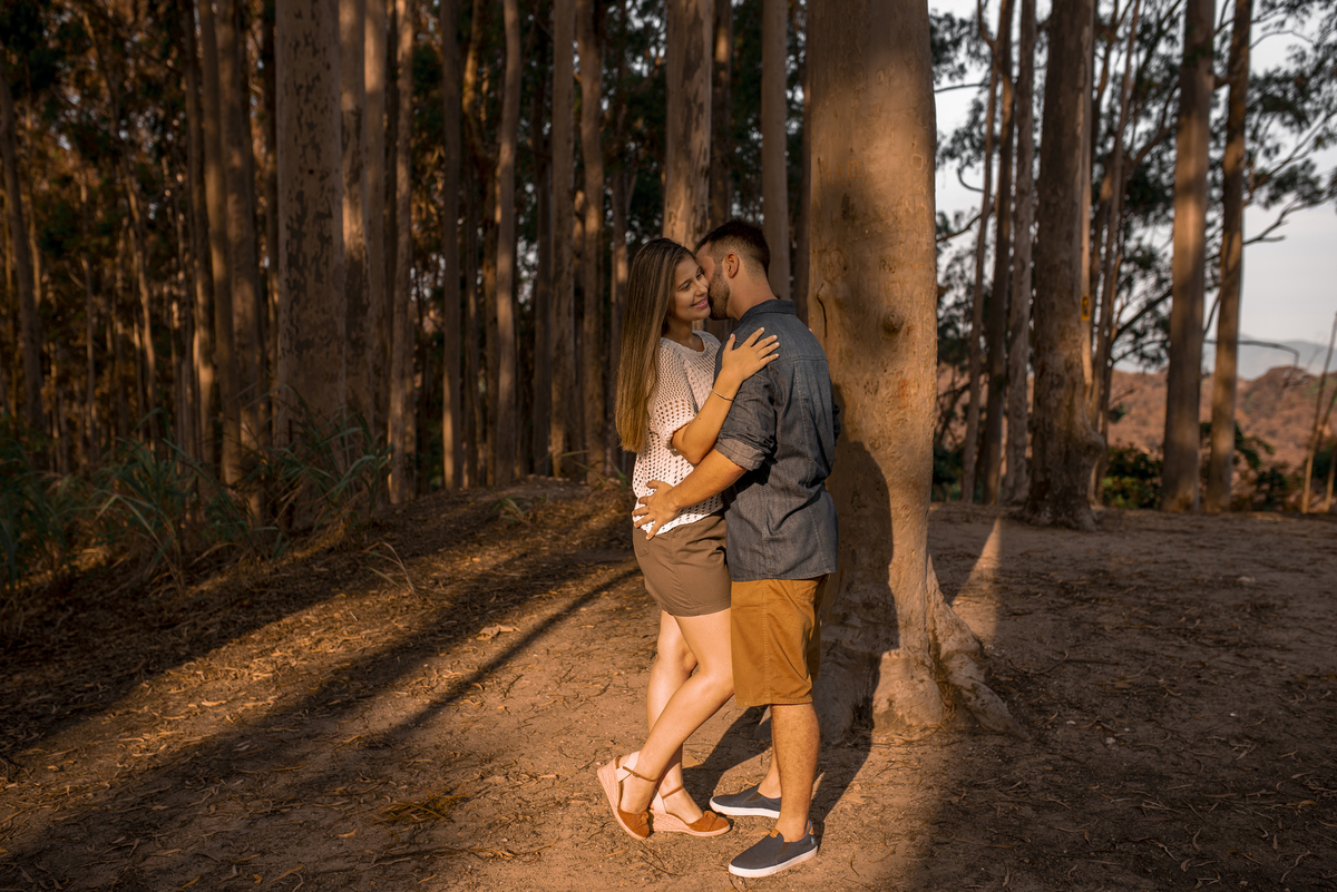 Nossa Casa Estúdio Ensaio pré casamento wedding em Niterói Rio de Janeiro RJ Gilson Freitas Bosque de Eucaliptos casal dicas de roupa noivo noiva por do sol ensaio rústico por do sol na praia natureza Resende Penedo floresta maquiagem para casamento 