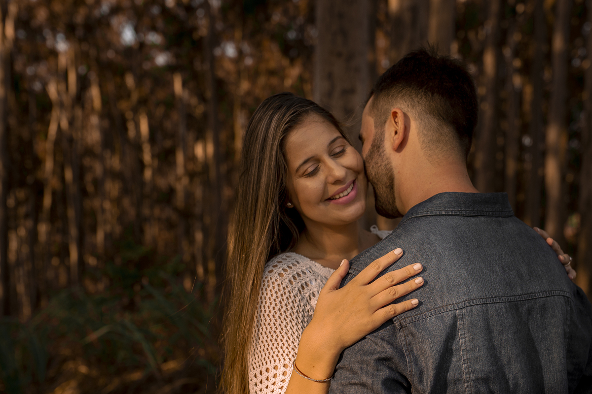 Nossa Casa Estúdio Ensaio pré casamento wedding em Niterói Rio de Janeiro RJ Gilson Freitas Bosque de Eucaliptos casal dicas de roupa noivo noiva por do sol ensaio rústico por do sol na praia natureza Resende Penedo floresta maquiagem para casamento 
