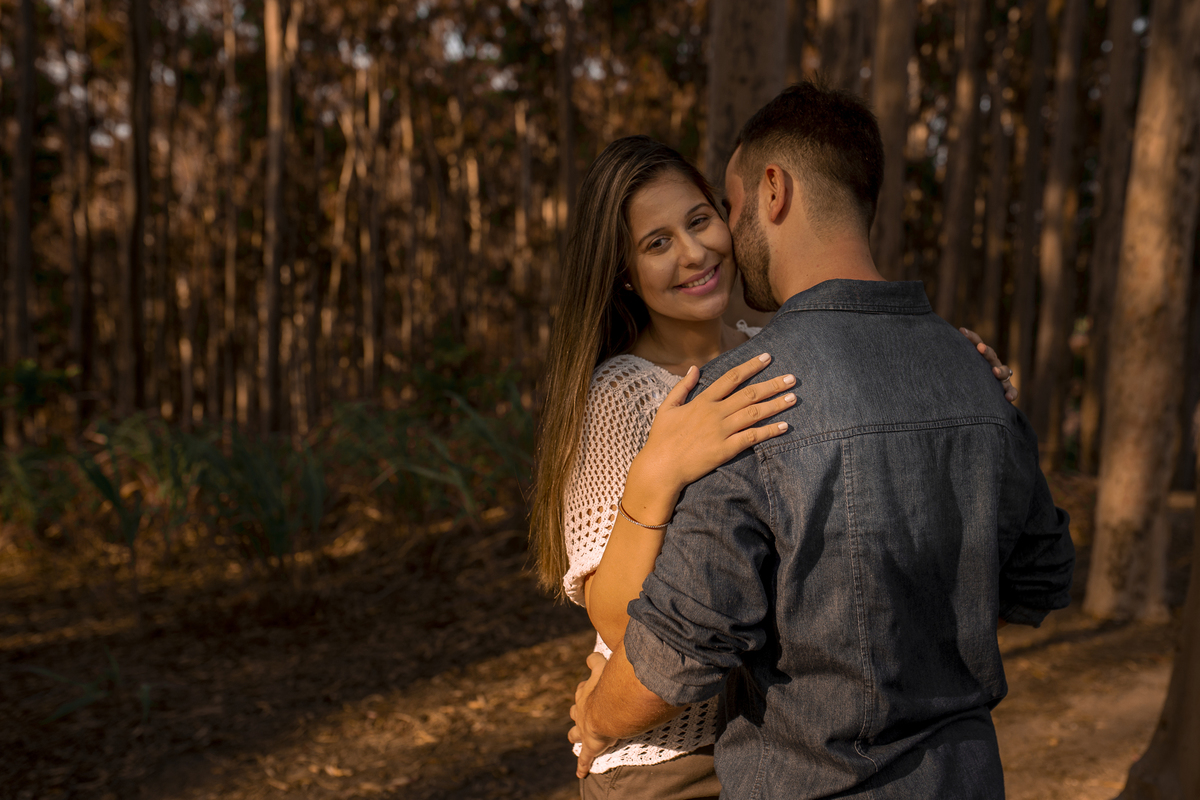 Nossa Casa Estúdio Ensaio pré casamento wedding em Niterói Rio de Janeiro RJ Gilson Freitas Bosque de Eucaliptos casal dicas de roupa noivo noiva por do sol ensaio rústico por do sol na praia natureza Resende Penedo floresta maquiagem para casamento 