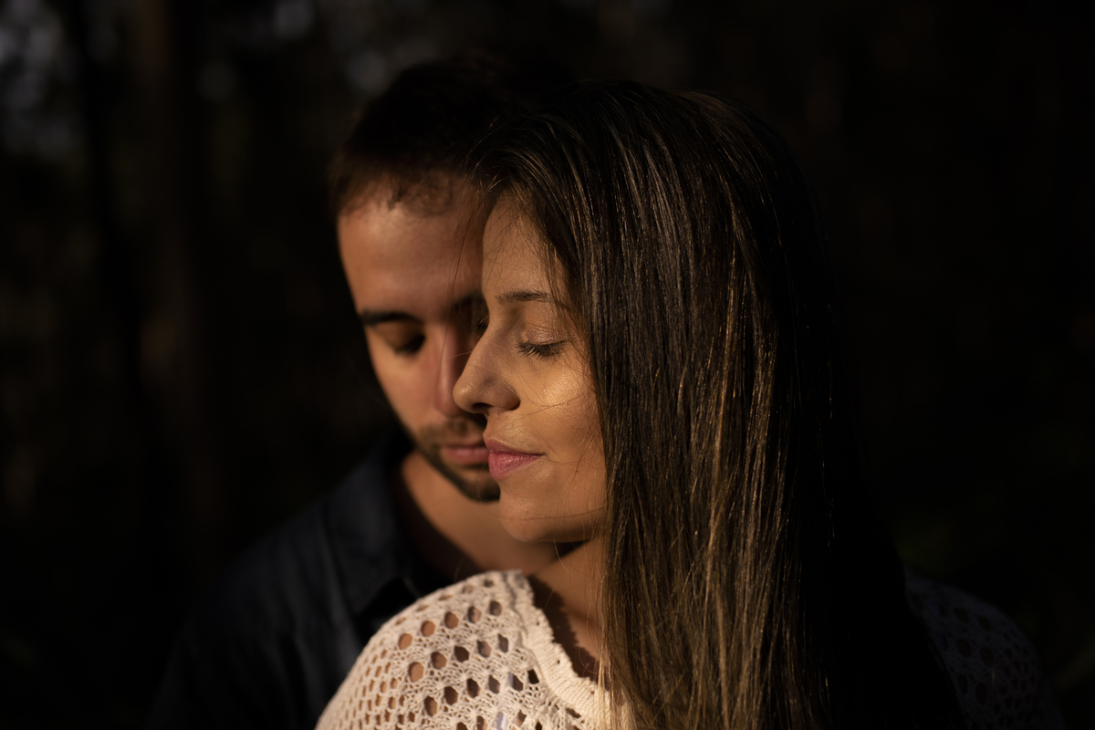 Nossa Casa Estúdio Ensaio pré casamento wedding em Niterói Rio de Janeiro RJ Gilson Freitas Bosque de Eucaliptos casal dicas de roupa noivo noiva por do sol ensaio rústico por do sol na praia natureza Resende Penedo floresta maquiagem para casamento 