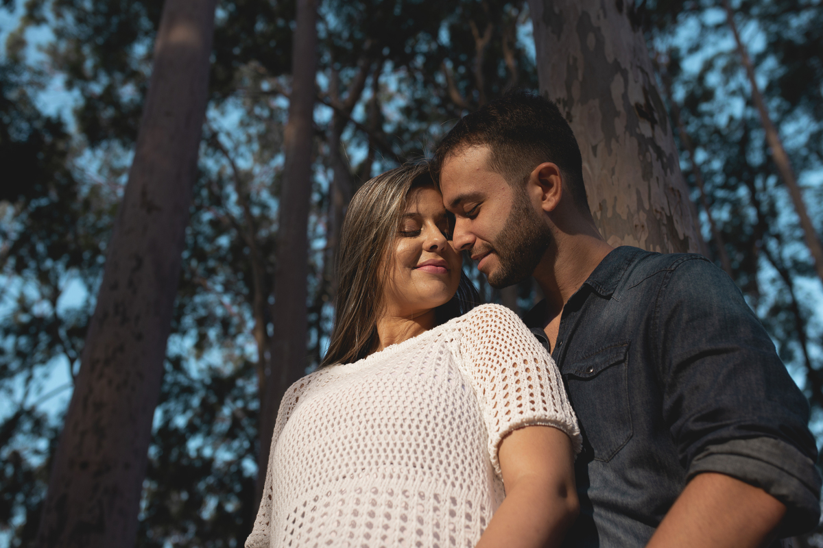 Nossa Casa Estúdio Ensaio pré casamento wedding em Niterói Rio de Janeiro RJ Gilson Freitas Bosque de Eucaliptos casal dicas de roupa noivo noiva por do sol ensaio rústico por do sol na praia natureza Resende Penedo floresta maquiagem para casamento 
