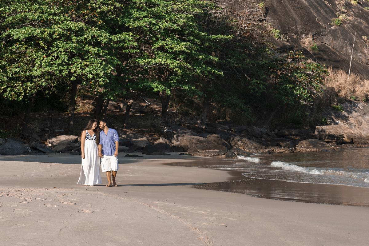 Nossa Casa Estúdio ensaio pré wedding casamento em niterói rio de janeito na beira do mar rústico na areia fotografo profissional dicas que roupa para ensaio vestido da noiva tendências melhores lugareis na praia para fotografar ao por do Sol ideias 