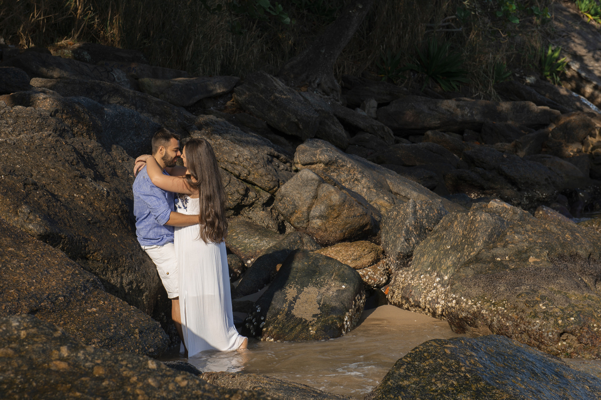 Nossa Casa Estúdio ensaio pré wedding casamento em niterói rio de janeito na beira do mar rústico na areia fotografo profissional dicas que roupa para ensaio vestido da noiva tendências melhores lugareis na praia para fotografar ao por do Sol ideias 