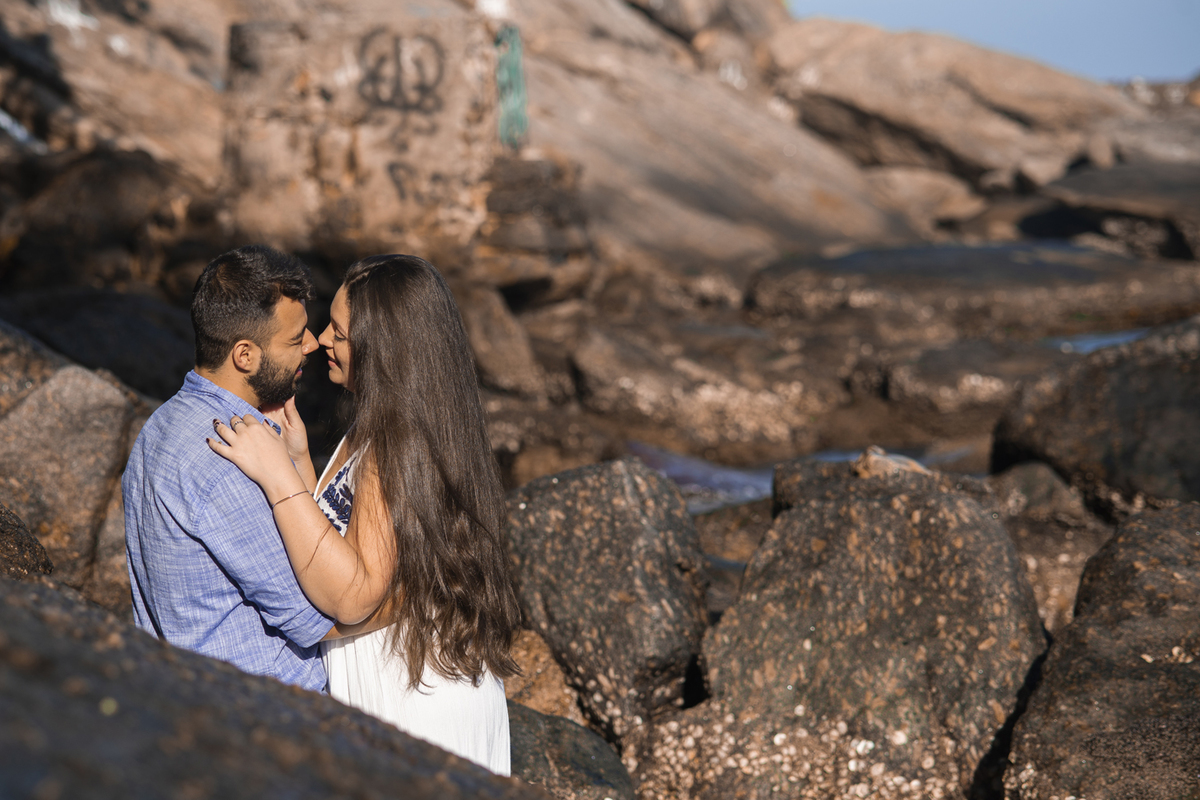 Nossa Casa Estúdio ensaio pré wedding casamento em niterói rio de janeito na beira do mar rústico na areia fotografo profissional dicas que roupa para ensaio vestido da noiva tendências melhores lugareis na praia para fotografar ao por do Sol ideias 