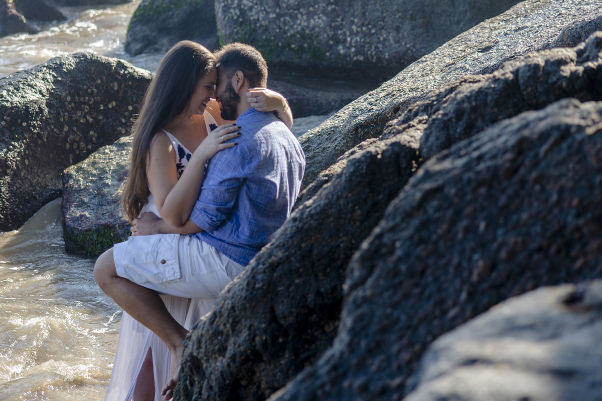 Nossa Casa Estúdio ensaio pré wedding casamento em niterói rio de janeito na beira do mar rústico na areia fotografo profissional dicas que roupa para ensaio vestido da noiva tendências melhores lugareis na praia para fotografar ao por do Sol ideias 