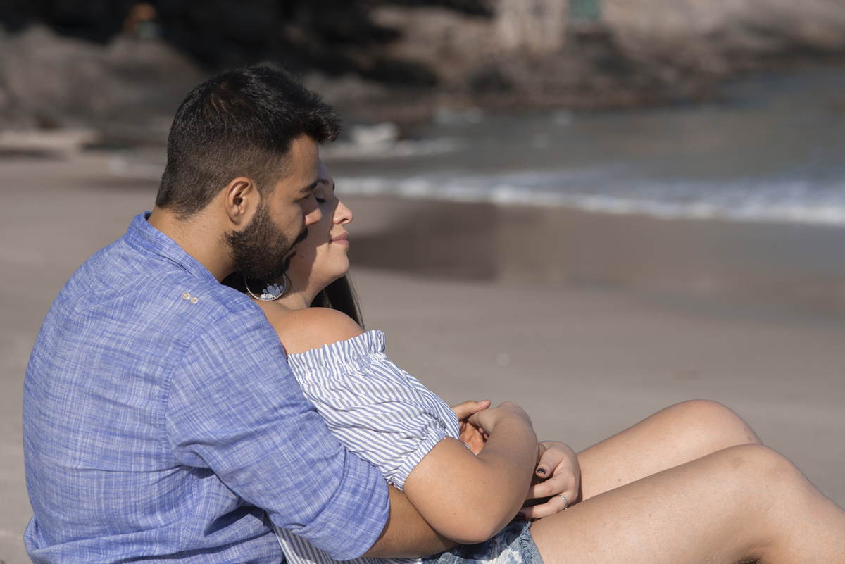 Nossa Casa Estúdio ensaio pré wedding casamento em niterói rio de janeito na beira do mar rústico na areia fotografo profissional dicas que roupa para ensaio vestido da noiva tendências melhores lugareis na praia para fotografar ao por do Sol ideias 
