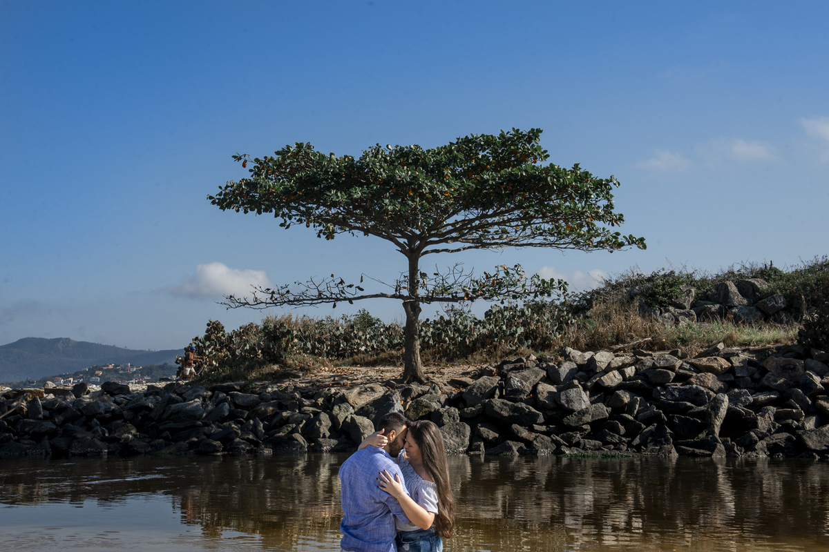 Nossa Casa Estúdio ensaio pré wedding casamento em niterói rio de janeito na beira do mar rústico na areia fotografo profissional dicas que roupa para ensaio vestido da noiva tendências melhores lugareis na praia para fotografar ao por do Sol ideias 