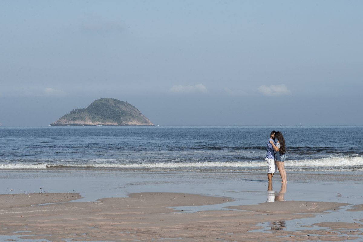 Nossa Casa Estúdio ensaio pré wedding casamento em niterói rio de janeito na beira do mar rústico na areia fotografo profissional dicas que roupa para ensaio vestido da noiva tendências melhores lugareis na praia para fotografar ao por do Sol ideias 