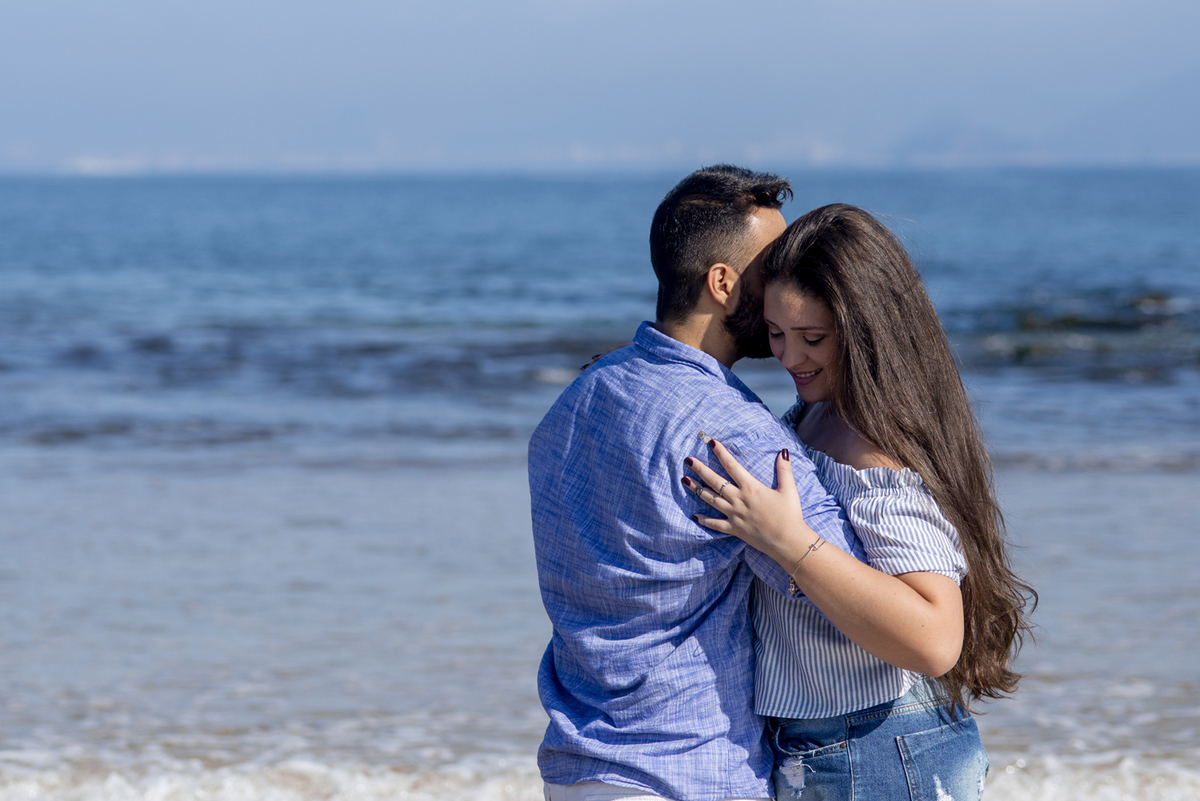 Nossa Casa Estúdio ensaio pré wedding casamento em niterói rio de janeito na beira do mar rústico na areia fotografo profissional dicas que roupa para ensaio vestido da noiva tendências melhores lugareis na praia para fotografar ao por do Sol ideias 