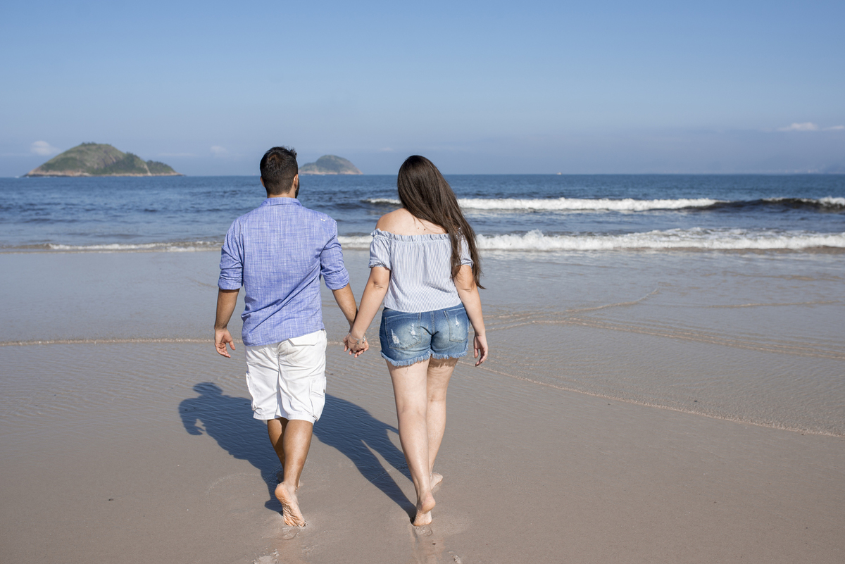 Nossa Casa Estúdio ensaio pré wedding casamento em niterói rio de janeito na beira do mar rústico na areia fotografo profissional dicas que roupa para ensaio vestido da noiva tendências melhores lugareis na praia para fotografar ao por do Sol ideias 