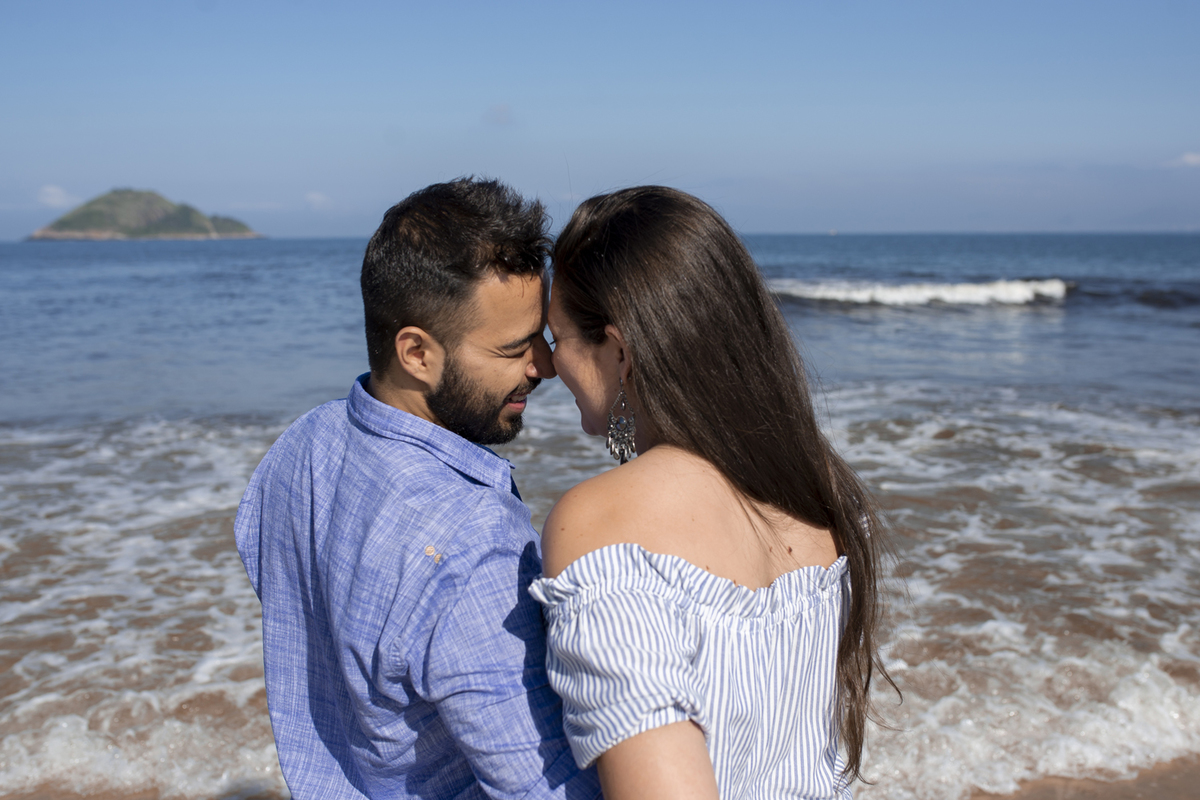 Nossa Casa Estúdio ensaio pré wedding casamento em niterói rio de janeito na beira do mar rústico na areia fotografo profissional dicas que roupa para ensaio vestido da noiva tendências melhores lugareis na praia para fotografar ao por do Sol ideias 