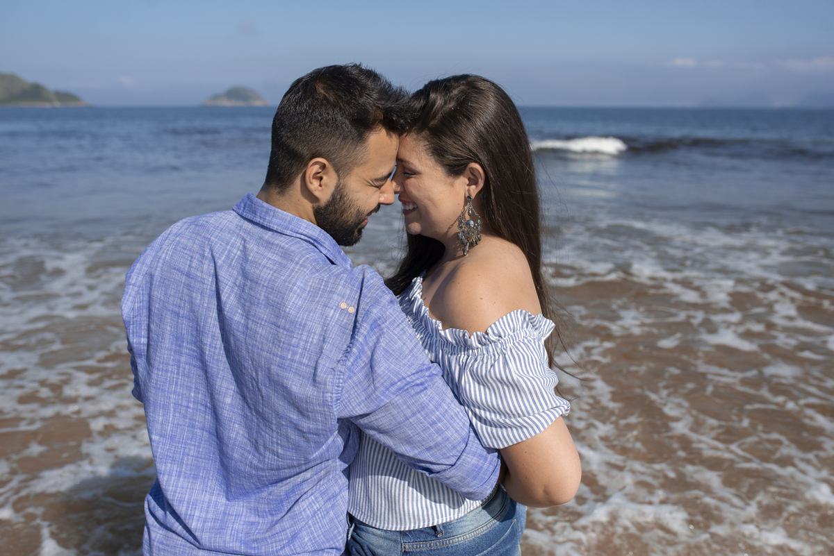 Nossa Casa Estúdio ensaio pré wedding casamento em niterói rio de janeito na beira do mar rústico na areia fotografo profissional dicas que roupa para ensaio vestido da noiva tendências melhores lugareis na praia para fotografar ao por do Sol ideias 