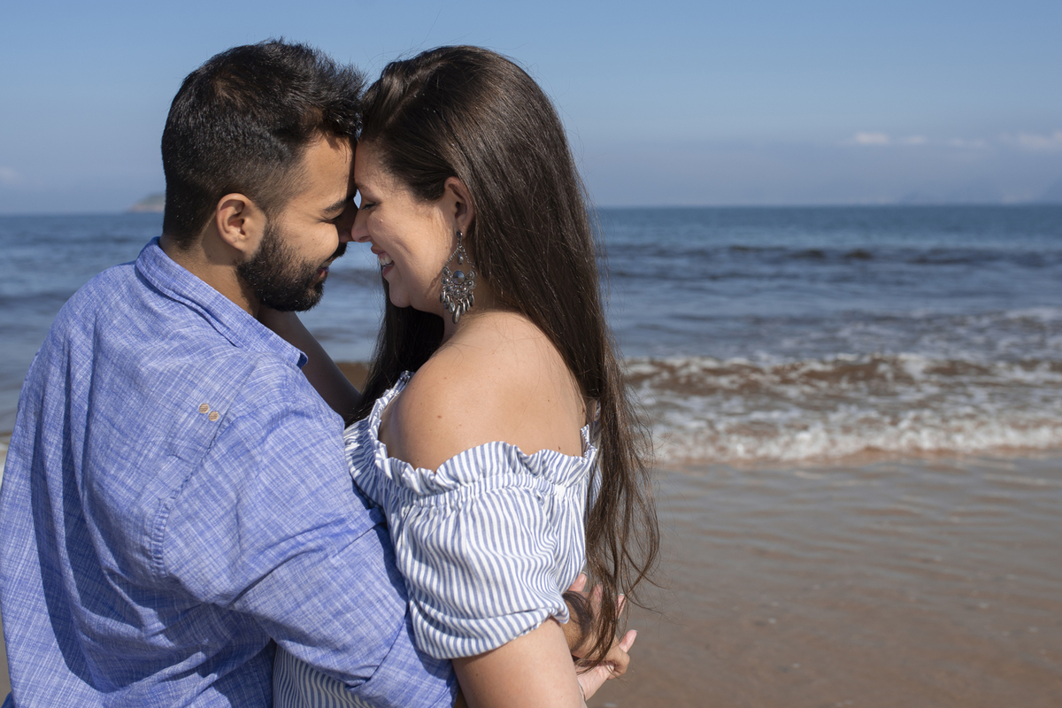 Nossa Casa Estúdio ensaio pré wedding casamento em niterói rio de janeito na beira do mar rústico na areia fotografo profissional dicas que roupa para ensaio vestido da noiva tendências melhores lugareis na praia para fotografar ao por do Sol ideias 