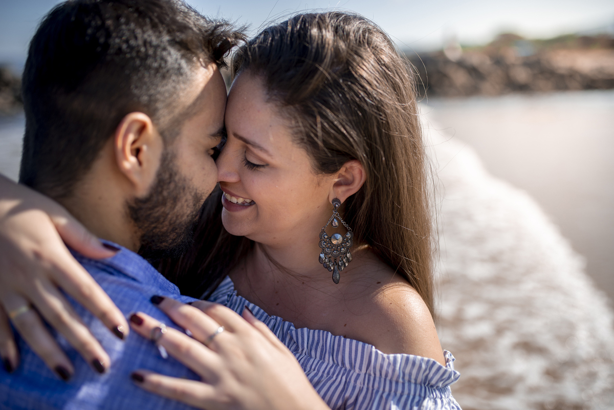 Nossa Casa Estúdio ensaio pré wedding casamento em niterói rio de janeito na beira do mar rústico na areia fotografo profissional dicas que roupa para ensaio vestido da noiva tendências melhores lugareis na praia para fotografar ao por do Sol ideias 