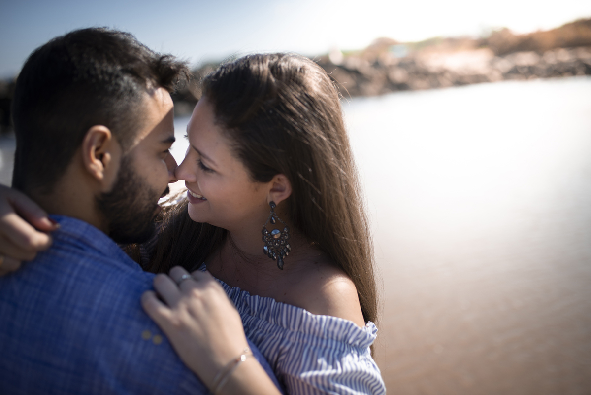 Nossa Casa Estúdio ensaio pré wedding casamento em niterói rio de janeito na beira do mar rústico na areia fotografo profissional dicas que roupa para ensaio vestido da noiva tendências melhores lugareis na praia para fotografar ao por do Sol ideias 