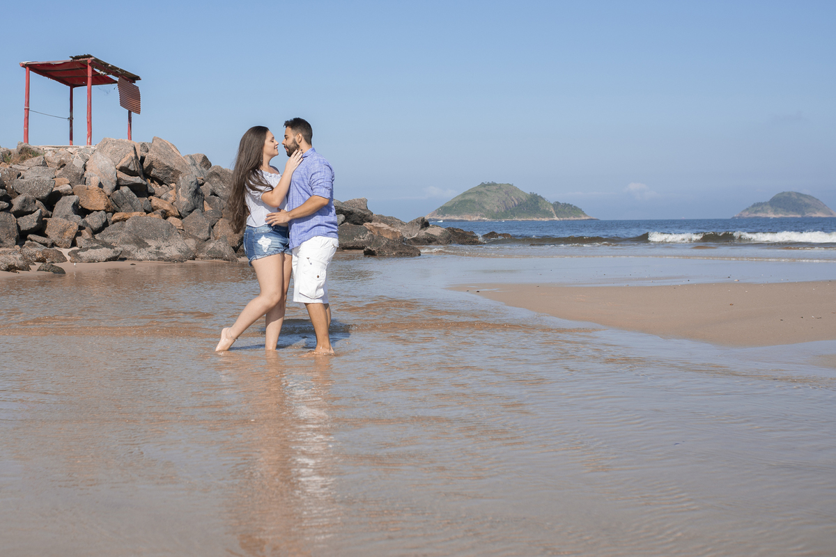 Nossa Casa Estúdio ensaio pré wedding casamento em niterói rio de janeito na beira do mar rústico na areia fotografo profissional dicas que roupa para ensaio vestido da noiva tendências melhores lugareis na praia para fotografar ao por do Sol ideias 
