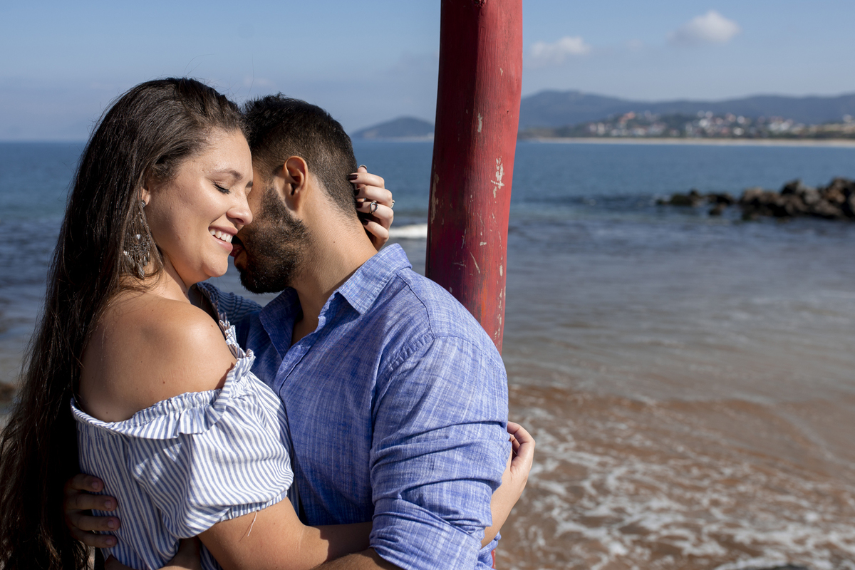 Nossa Casa Estúdio ensaio pré wedding casamento em niterói rio de janeito na beira do mar rústico na areia fotografo profissional dicas que roupa para ensaio vestido da noiva tendências melhores lugareis na praia para fotografar ao por do Sol ideias 