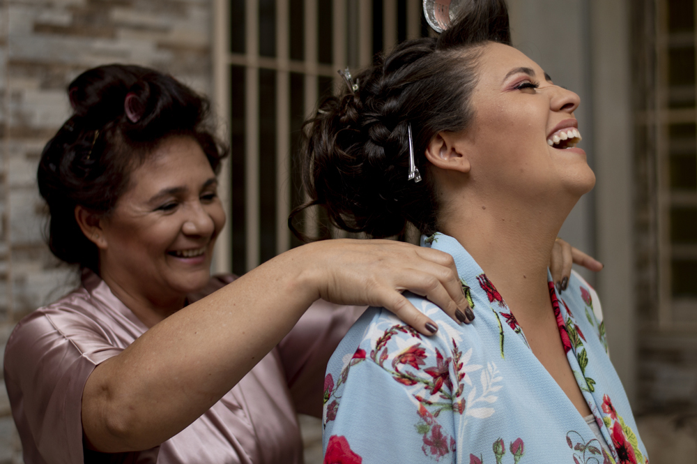 Nossa Casa Estúdio dicas de maquiagem da noiva em dia de casamento com hobby na casa se preparando para cerimônia no Rio de Janeiro e Niterói Evelin Nunes com família se preparando para o grande dia com acessório para penteado mãe da noiva
