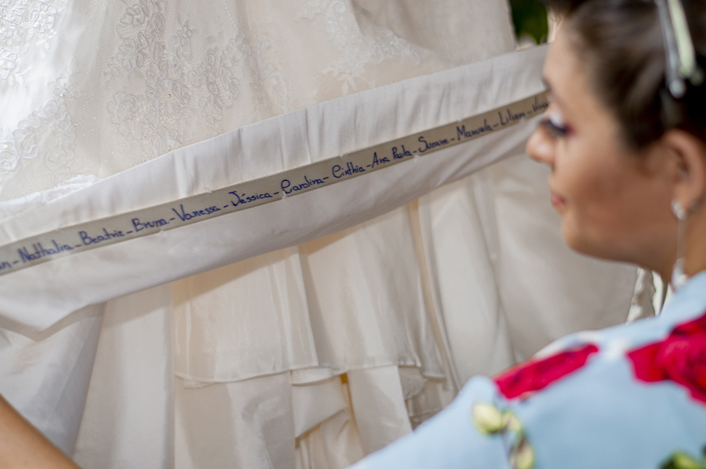 Nossa Casa Estúdio dicas de maquiagem da noiva em dia de casamento com hobby na casa se preparando para cerimônia no Rio de Janeiro e Niterói Evelin Nunes com família se preparando para o grande dia com acessório para penteado vestido sonho grande dia