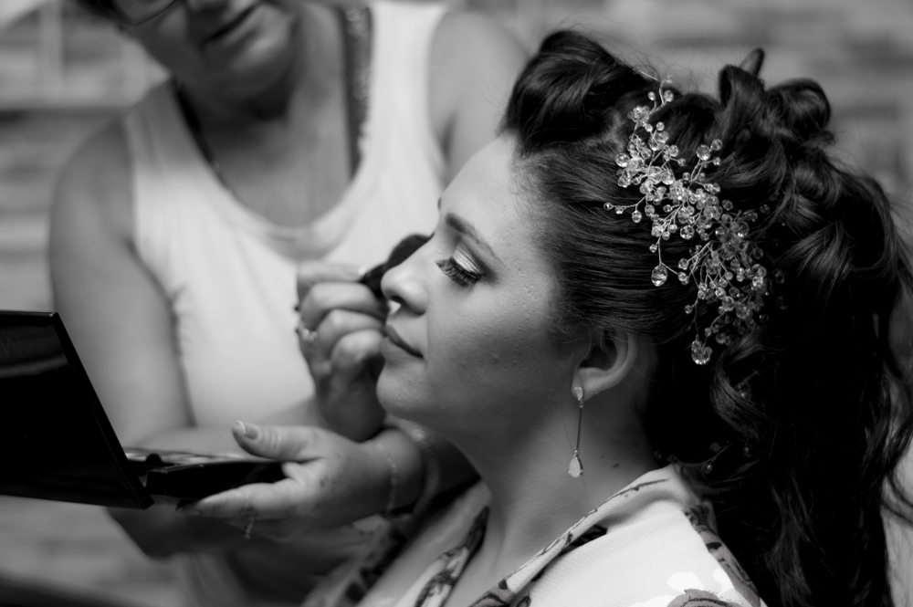 Nossa Casa Estúdio dicas de maquiagem da noiva em dia de casamento com hobby na casa se preparando para cerimônia no Rio de Janeiro e Niterói Evelin Nunes com família se preparando para o grande dia com acessório para penteado 