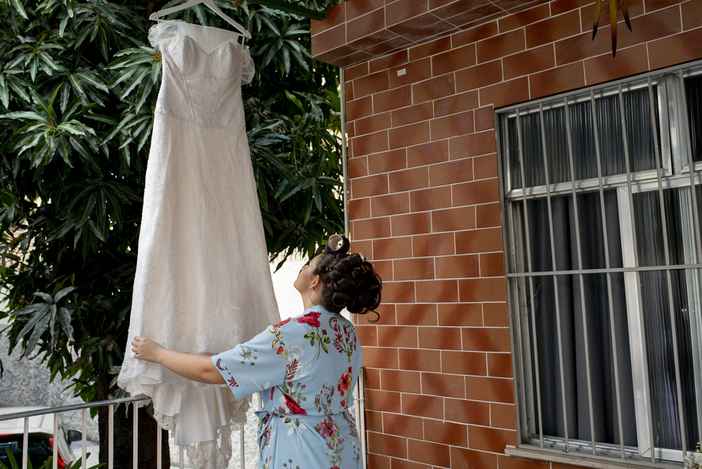 Nossa Casa Estúdio dicas de maquiagem da noiva em dia de casamento com hobby na casa se preparando para cerimônia no Rio de Janeiro e Niterói Evelin Nunes com família se preparando para o grande dia com acessório para penteado vestido sonho grande dia