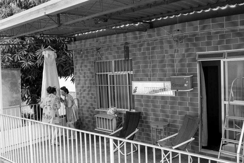 Nossa Casa Estúdio dicas de maquiagem da noiva em dia de casamento com hobby na casa se preparando para cerimônia no Rio de Janeiro e Niterói Evelin Nunes com família se preparando para o grande dia com acessório para penteado vestido sonho grande dia