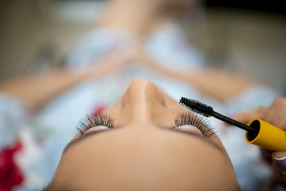 Nossa Casa Estúdio dicas de maquiagem da noiva em dia de casamento com hobby na casa se preparando para cerimônia no Rio de Janeiro e Niterói Evelin Nunes com família se preparando para o grande dia com acessório para penteado 