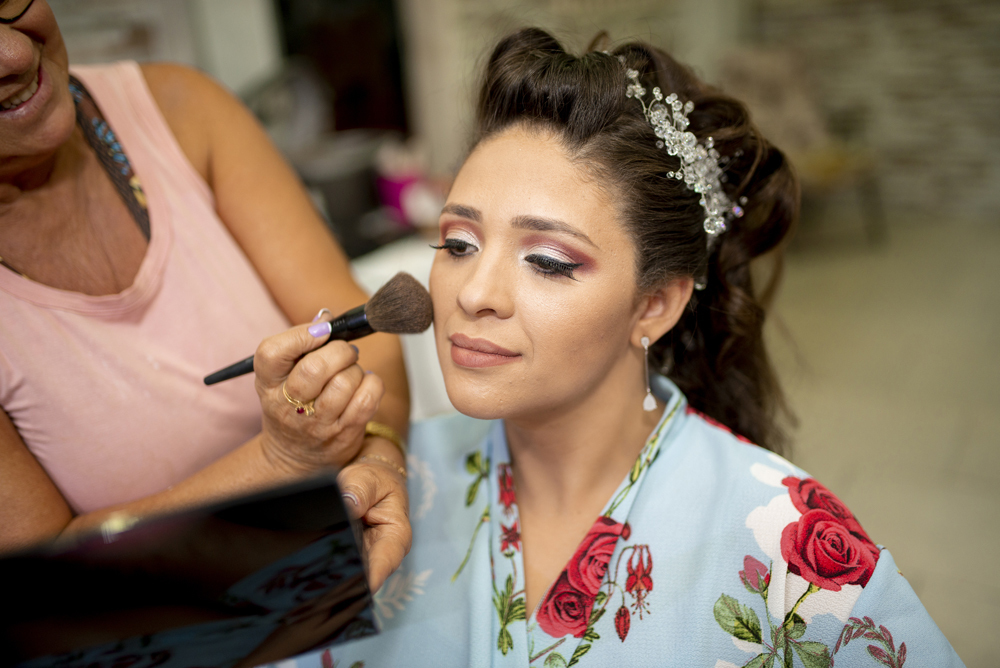 Nossa Casa Estúdio dicas de maquiagem da noiva em dia de casamento com hobby na casa se preparando para cerimônia no Rio de Janeiro e Niterói Evelin Nunes com família se preparando para o grande dia com acessório para penteado 
