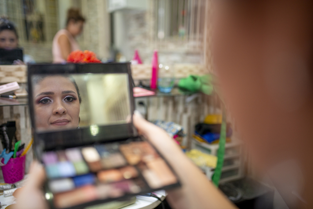 Nossa Casa Estúdio dicas de maquiagem da noiva em dia de casamento com hobby na casa se preparando para cerimônia no Rio de Janeiro e Niterói Evelin Nunes com família se preparando para o grande dia com acessório para penteado 