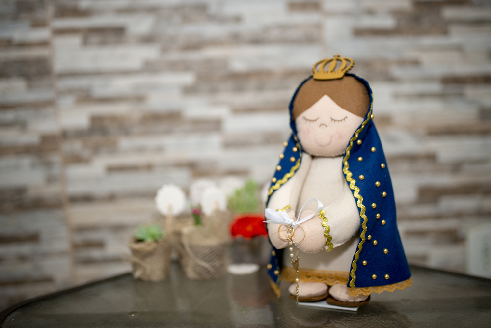 Nossa Casa Estúdio Acessórios de Casamento com vestido de Noiva e relicário para lembrança do dia na cerimônia fotografia fotógrafo e porta alianças de noivado Rio de Janeiro