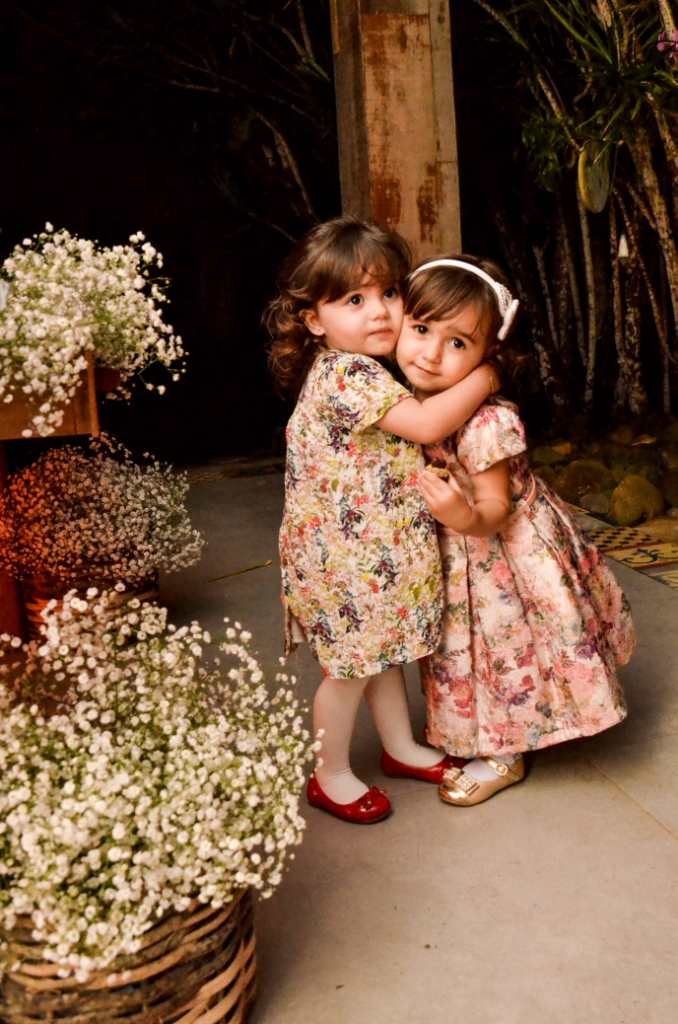 Fotografia de casamento em buzios rio de janeiro pousada da cyssa inesquecível casamento zankyou wedding fotógrafo estilo rústico daminhas de honra com docinho na mão em festa de casamento após a cerimônia