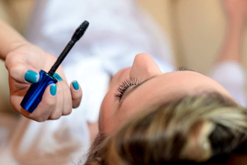 Fotografia de casamento em buzios rio de janeiro pousada da cyssa inesquecível casamento zankyou wedding fotógrafo estilo rústico noiva se maquiando em making of baton da noiva dicas para maquiagem do grande dia como fazer 