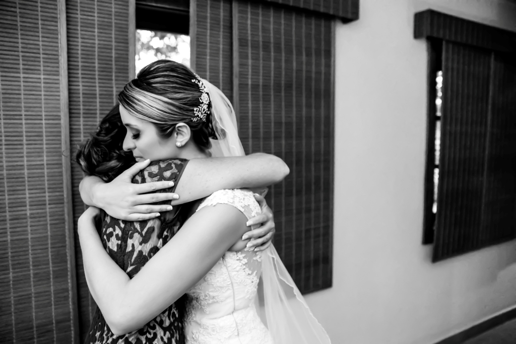 Fotografia de casamento em buzios rio de janeiro pousada da cyssa inesquecível casamento zankyou wedding fotógrafo estilo rústico mãe da noiva abraçando no dia do casamento 