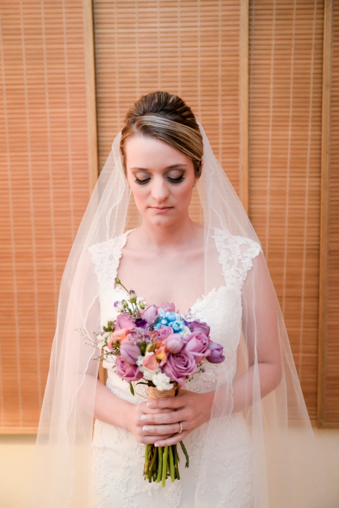 Fotografia de casamento em buzios rio de janeiro pousada da cyssa inesquecível casamento zankyou wedding fotógrafo estilo rústico making of da noiva vestido branco rendado véu e grinalda buque de flores 