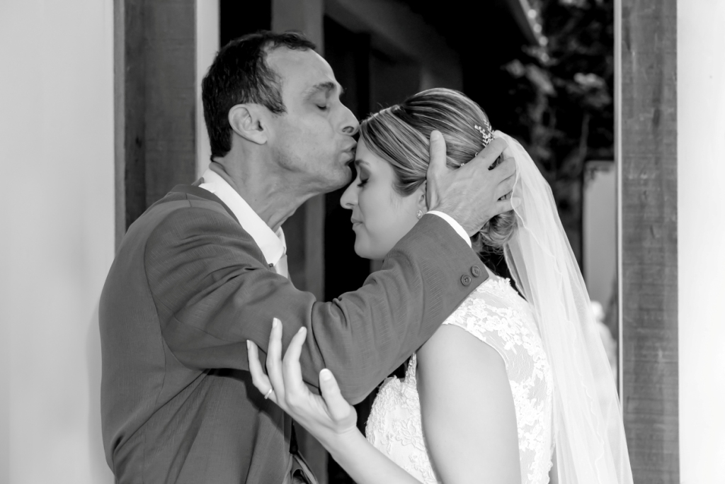 Fotografia de casamento em buzios rio de janeiro pousada da cyssa inesquecível casamento zankyou wedding fotógrafo estilo rústico pai da noiva antes da cerimônia beijando a testa