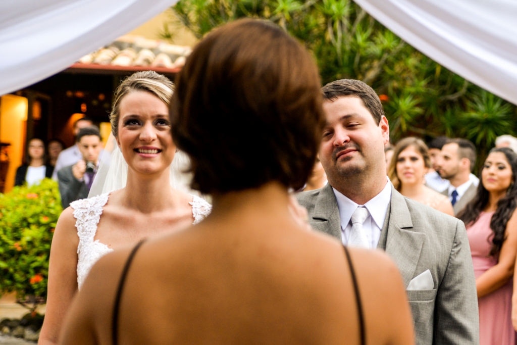 Fotografia de casamento em buzios rio de janeiro pousada da cyssa inesquecível casamento zankyou wedding fotógrafo estilo rústico cerimônia de casamento com celebrante mulher padrinhos e madrinhas 
