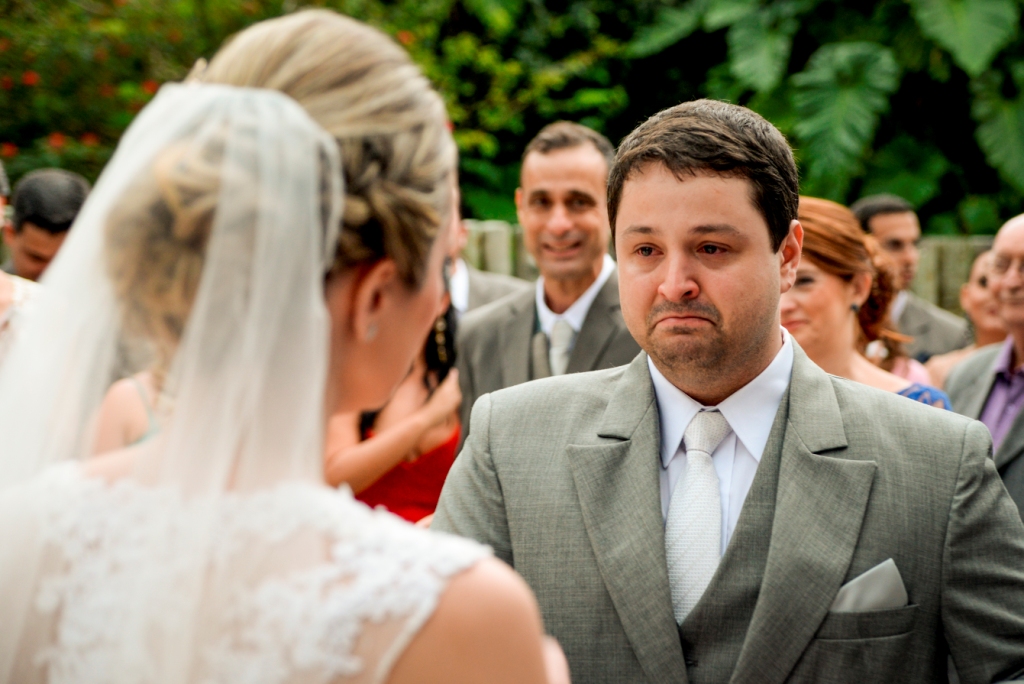 Fotografia de casamento em buzios rio de janeiro pousada da cyssa inesquecível casamento zankyou wedding fotógrafo estilo rústico noivo emocionado na cerimônia do casamento com terno cinza e noiva com vestido branco com véu e grinalda e pai da noiva 