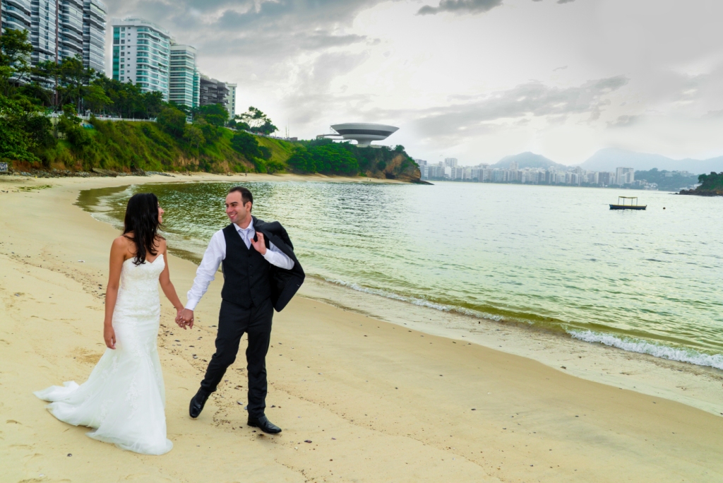 Casal de noivos na praia de boa viagem em Niterói