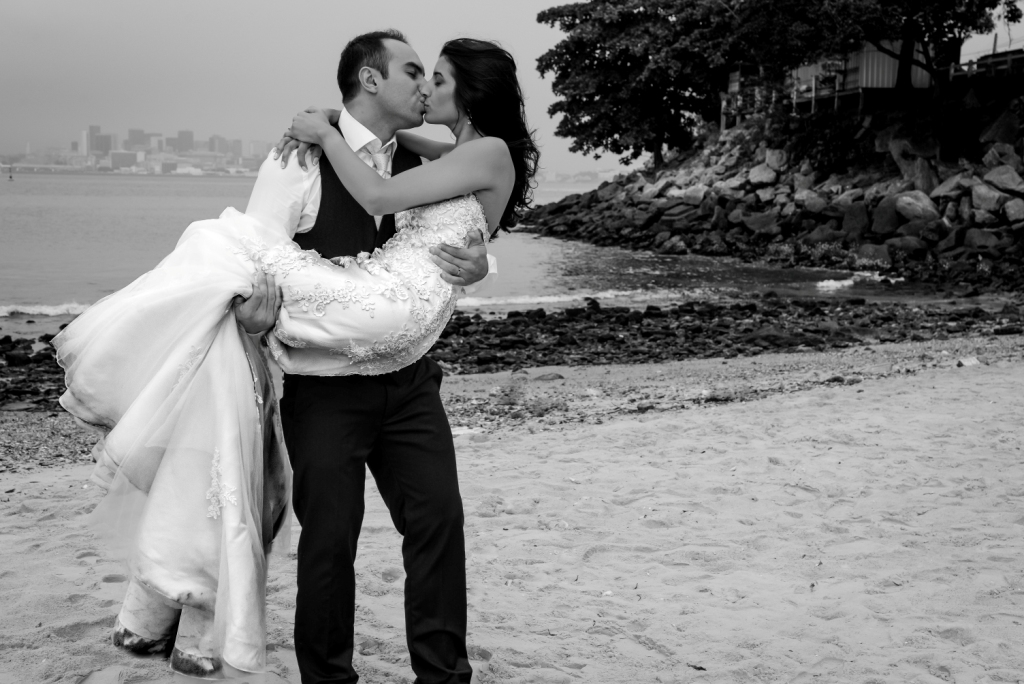 Casal se beijando na praia no pós casamento